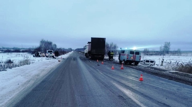 На трассе Тюмень-Омск тройное ДТП: погиб пассажир легковушки