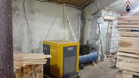 Несчастный случай на производстве: на омского рабочего обрушилась часть оборудования