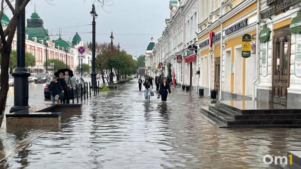 Во время ливня цены на такси в Омске взлетели в два раза