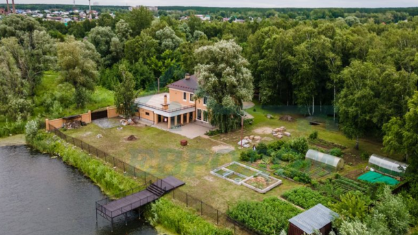 Коттедж с пирсом за 47 млн рублей продают в Новосибирске