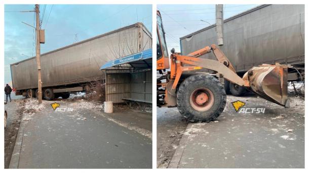 Фура вылетела на тротуар на Владимировской улице в Новосибирске