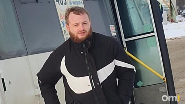 В Омске странный мужчина кидается на людей с газовым баллончиком