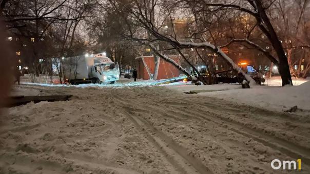 С омских дорог машины вытаскивают эвакуатором