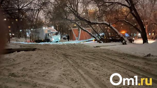 С омских дорог машины вытаскивают эвакуатором