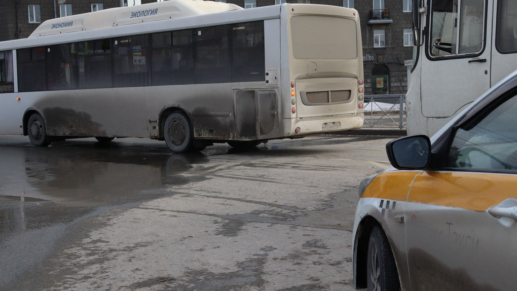 В Новосибирске на площади Труда транспорт пойдёт по полукольцу
