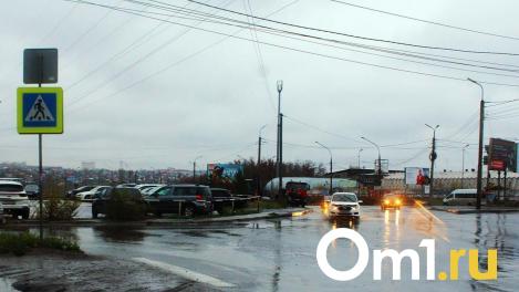 Омичей предупредили об опасностях на дороге из-за снега с дождём