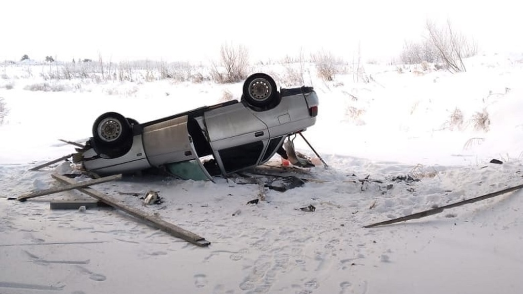 В канун Нового года в Омской области ВАЗ вылетел с моста – водитель погиб