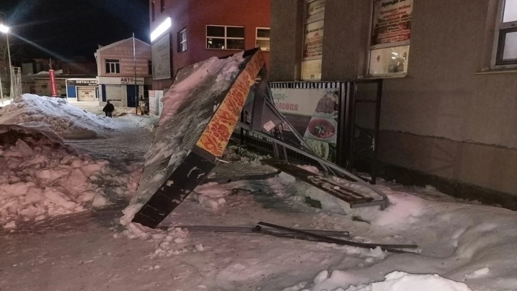 Снег разрушил остановку на улице Есенина в Новосибирске