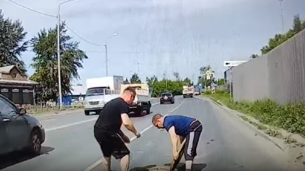 Омские автомобилисты чуть не попали в открытый канализационный люк