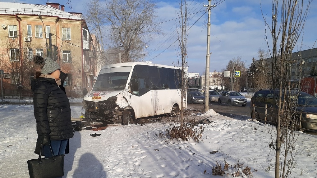 В Омске маршрутка с пассажирами столкнулась с легковой машиной и вылетела на тротуар