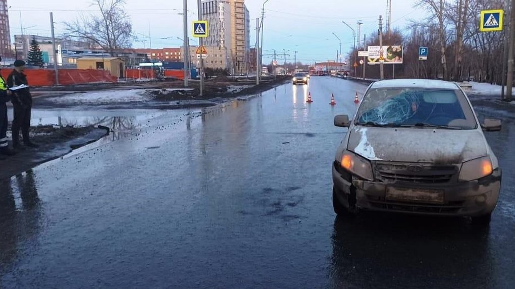 В Омске сбили парня, перебегающего дорогу в неположенном месте из-за луж