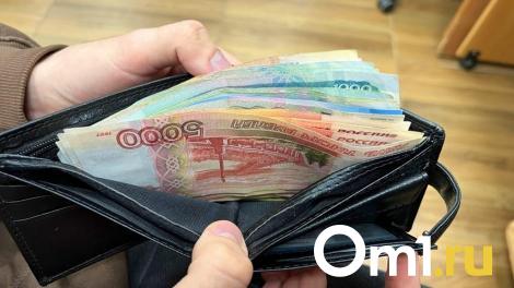 Омичка решила помочь пенсионерке пройти по скользкой дороге, но похитила у неё 11 тысяч