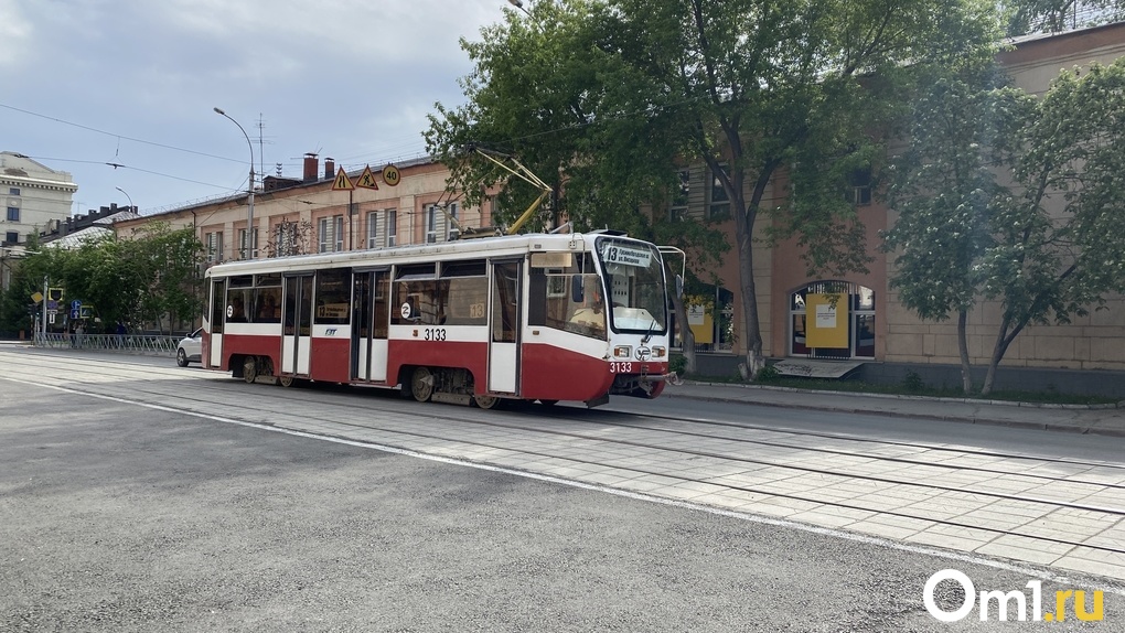 Провоцирует адские пробки: пассажиры автобусов и маршруток страдают из-за трамвайных путей в Новосибирске