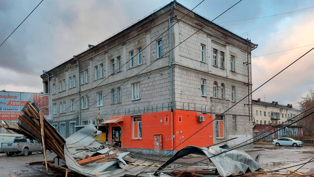 Пострадавшим от обрушения крыши общежития новосибирцам выплатили материальную помощь