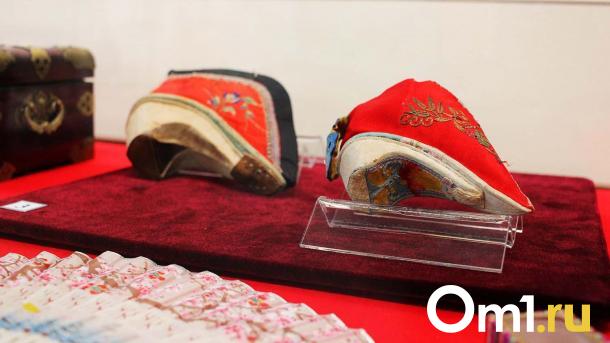 Красная туфелька и сосуд для кумыса: омичи могут увидеть восточные артефакты