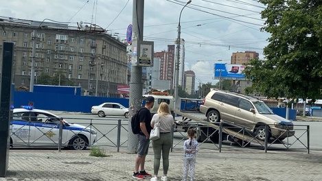 Машины начали эвакуировать с площади Калинина после запрета парковок в Новосибирске