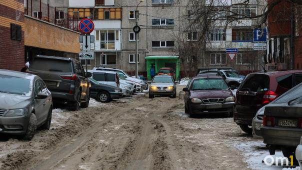 Омские школьники прыгают на припаркованных машинах и отламывают разные её части