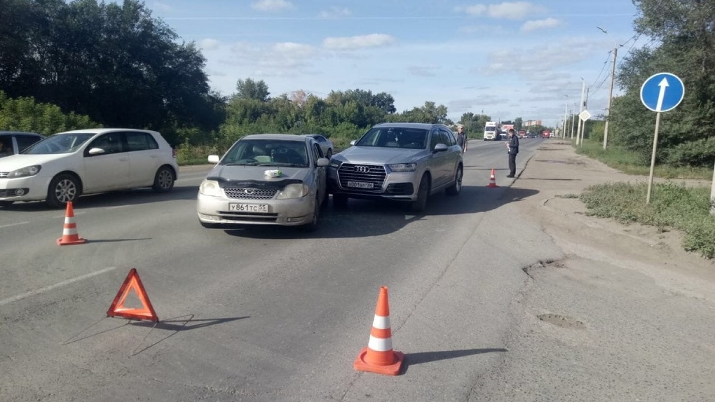 В Омске при столкновении Toyota и Audi пострадала маленькая девочка
