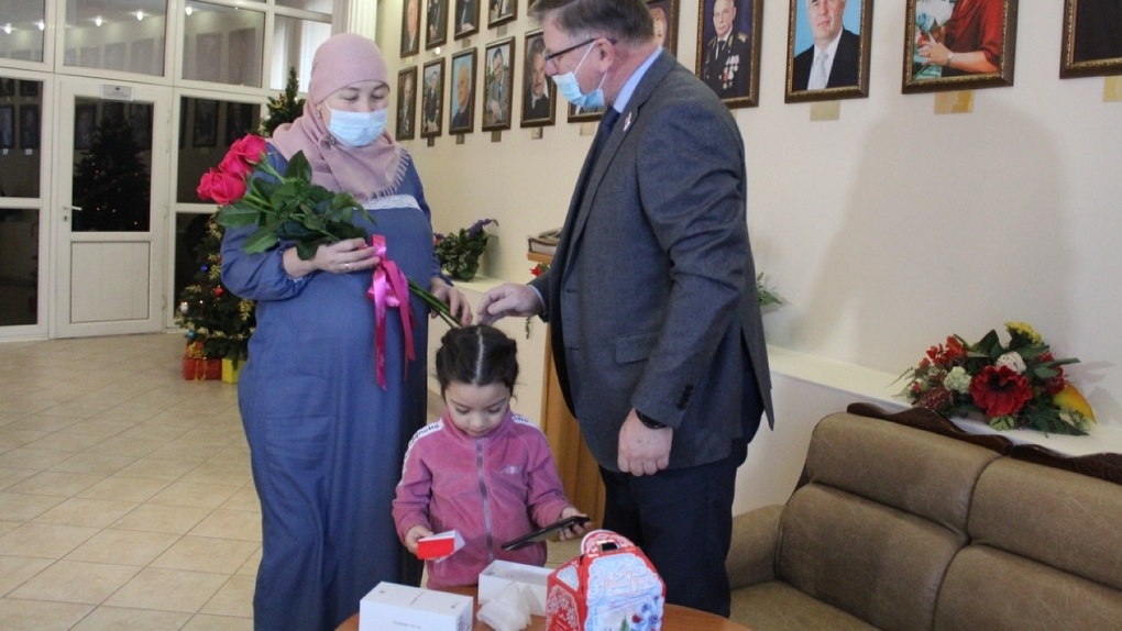 Председатель Омского горсовета Владимир Корбут исполнил мечту 4-летней девочки о собственном телефоне