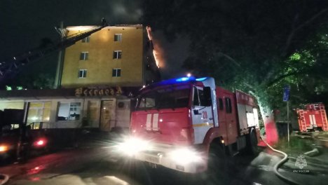 В Омске целиком горит крыша пятиэтажки на бульваре Победы