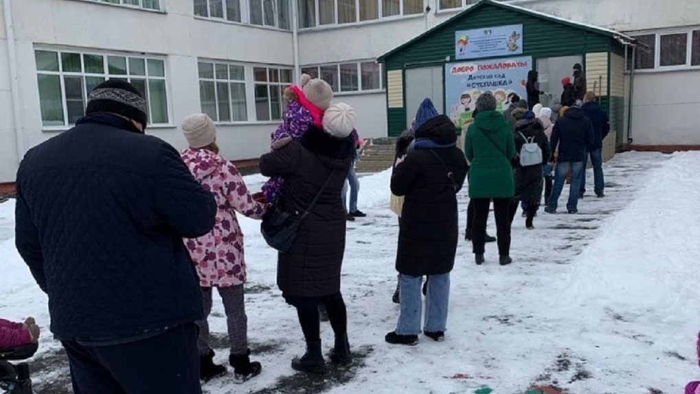 Очередь в детский сад картинка