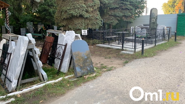 Здание заведения, занимающегося омскими кладбищами, отремонтировали куском могильной плиты