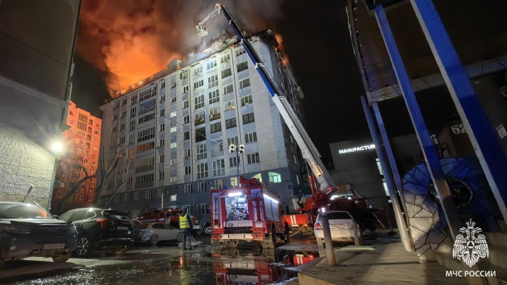 Горела кровля: ночью в Новосибирске произошёл крупный пожар в многоэтажке