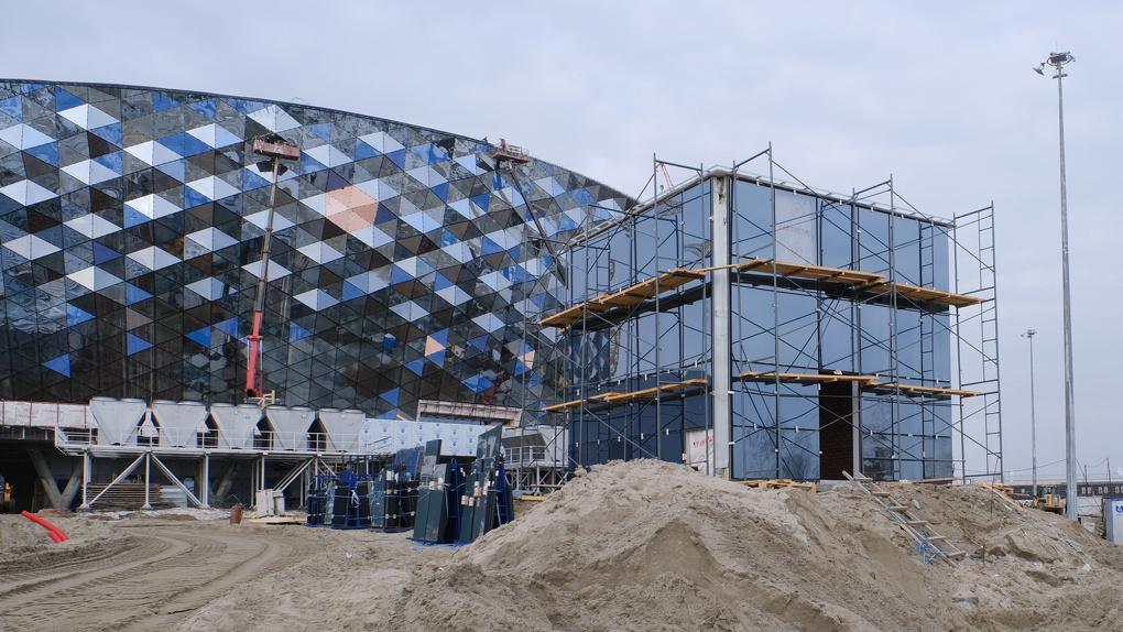Более 1000 строителей работают над возведением ЛДС в Новосибирске