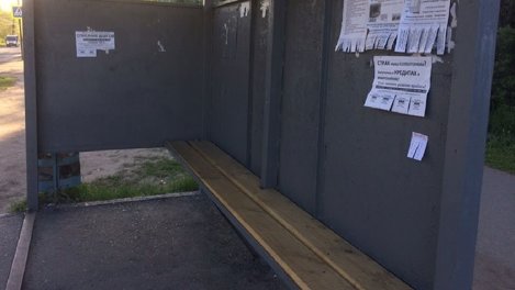 Вандалы разнесли и опрокинули омскую остановку