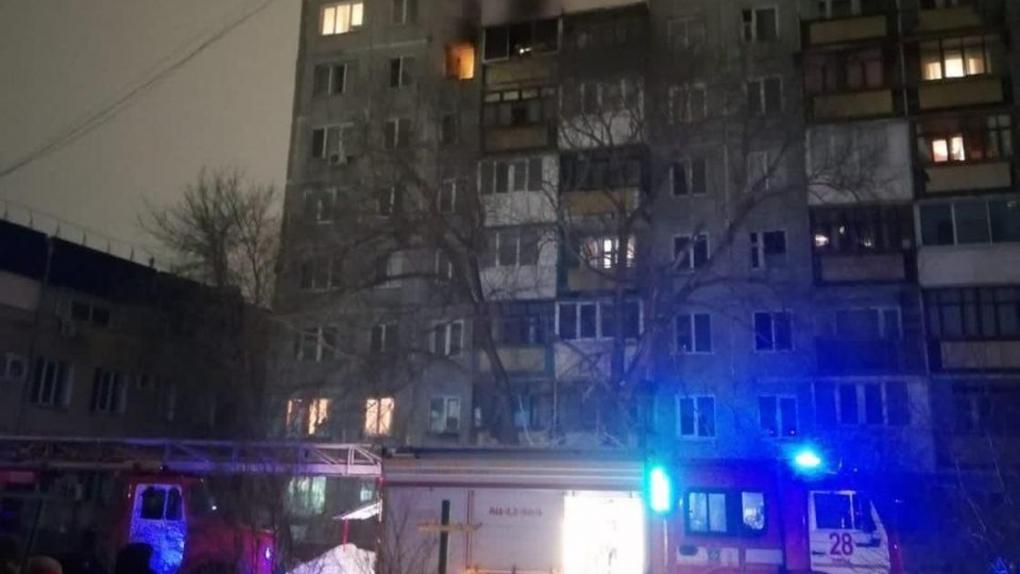 Появились кадры спасения женщины с ребёнком из горящей квартиры в Омске