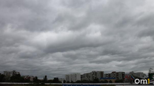 Омичам пообещали погоду, опасную пожарами и авариями
