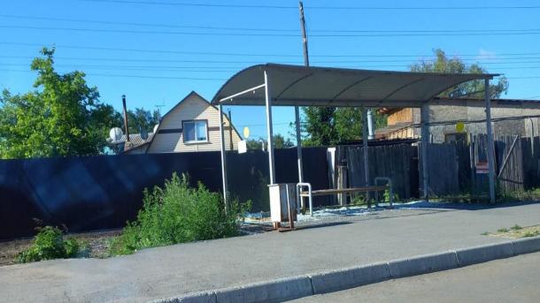 Омичи ломают остановки быстрее, чем мэрия может их чинить