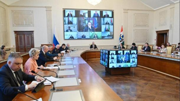 Андрей Травников поручил продолжить усиленную профилактическую противопожарную работу в регионе