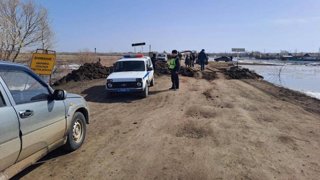 В Омской области перекрыли дорогу из-за потопа