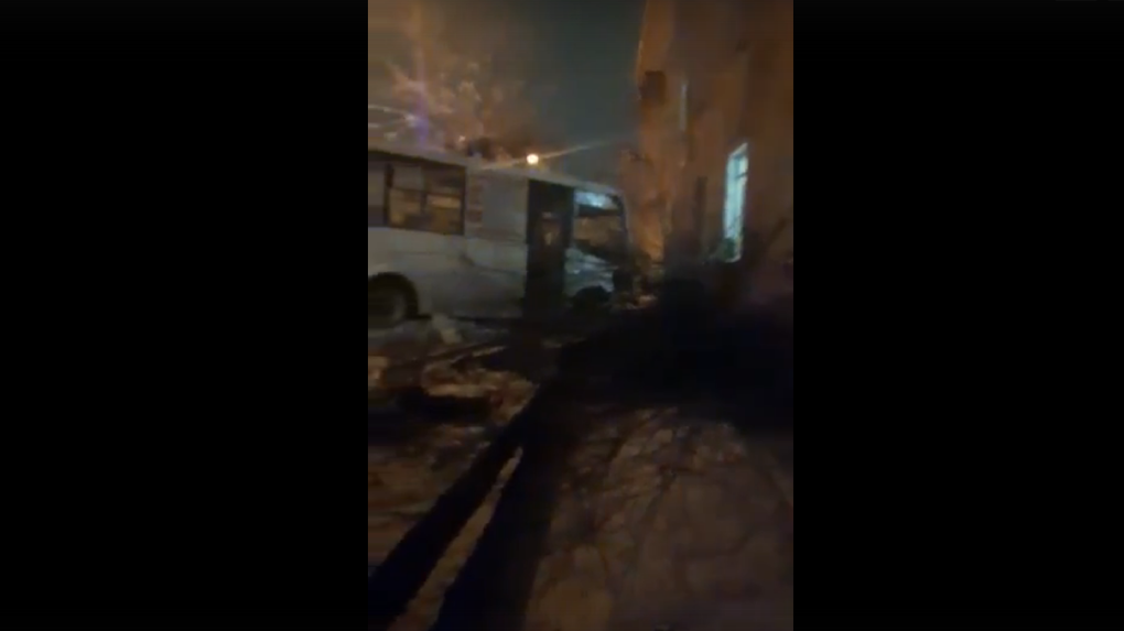 Говорят, был угнан: в Омске автобус влетел в жилой дом — ВИДЕО