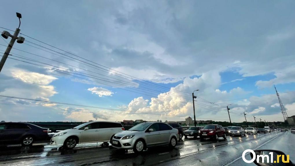 Неработающие светофоры и пробки 10 баллов: ситуация на дорогах Омска после ливня