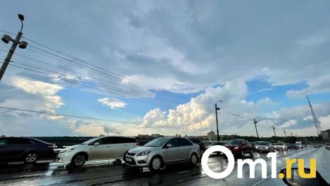 Неработающие светофоры и пробки 10 баллов: ситуация на дорогах Омска после ливня