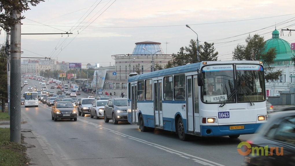 Транспорт омск в режиме реального. Транспорт Омск дороги. Транспорт на улицах Омска. Автотранспорт муниципальное предприятие города Омска. Обстановка с транспортом в Омске.