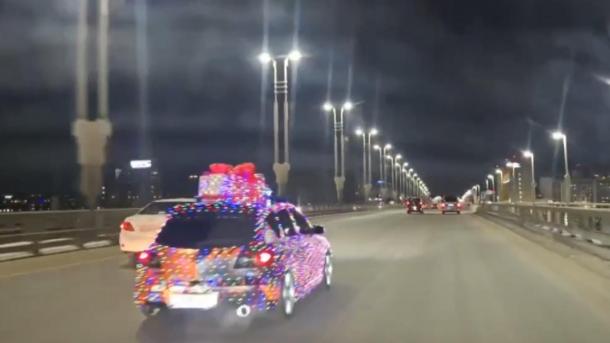 Омского водителя накажут за украшение автомобиля гирляндами