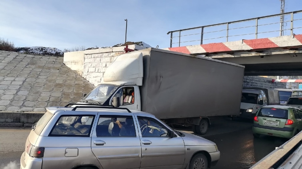 Омский мост снова «зажал» грузовик, чтобы заблокировать движение — ФОТО