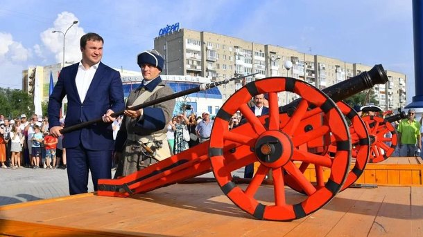 Виталий Хоценко залпом из пушки открыл в Омске памятник Ивану Бухгольцу