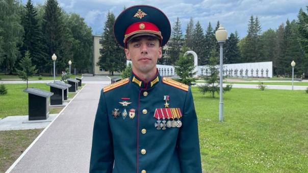 Герой России Владимир Тесло приехал в Новосибирское военное училище