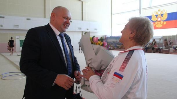 Мэр Сергей Шелест поздравил с 8 Марта заслуженного тренера России