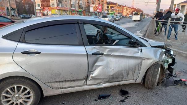 В Омске у КДЦ «Кристалл» юный гонщик на мотоцикле влетел в иномарку