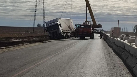 Съехавшая в кювет фура создала пробку на трассе Тюмень – Омск