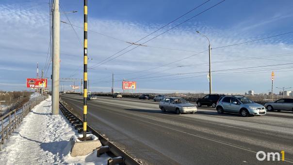 Мост у Телецентра очистят от снега, чтобы с него не падали омичи