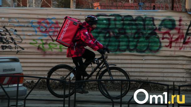 Омичей предупреждают о возможной нехватке курьеров