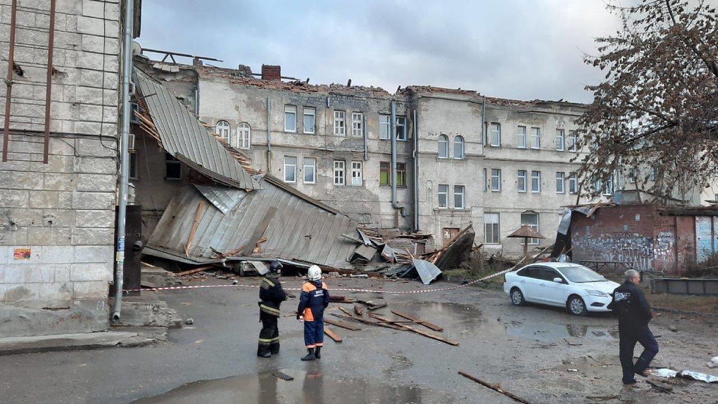 Прокуратура организовала проверку управляющей компании после срыва крыши общежития в Новосибирске