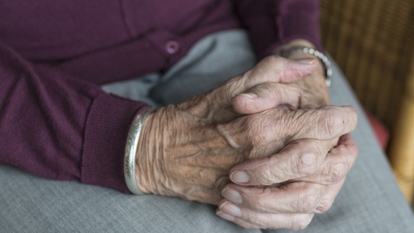 Дольше 80 лет: топ-регионов России по продолжительности жизни