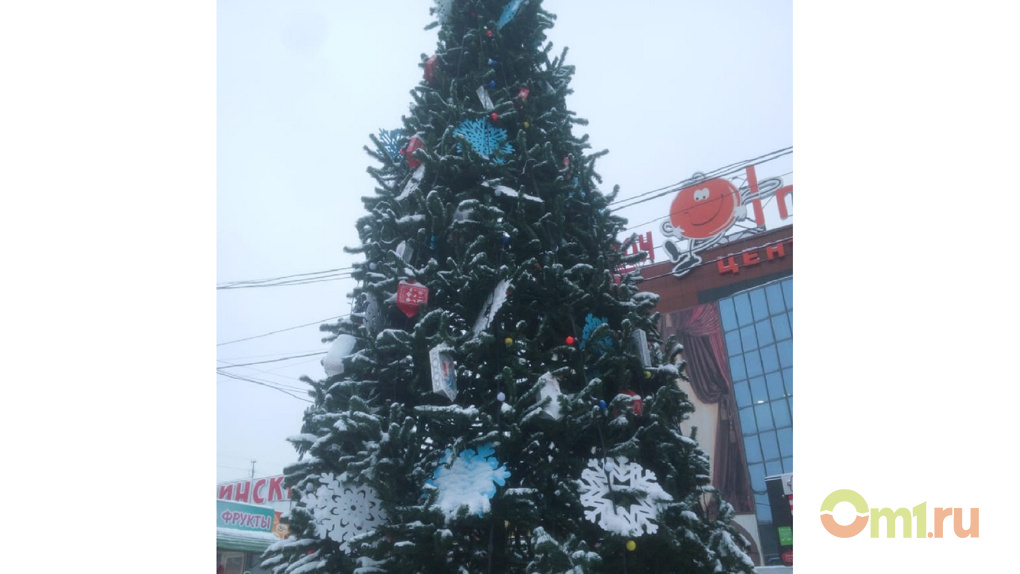 Омский Ленинский рынок украсили высокой праздничной елью